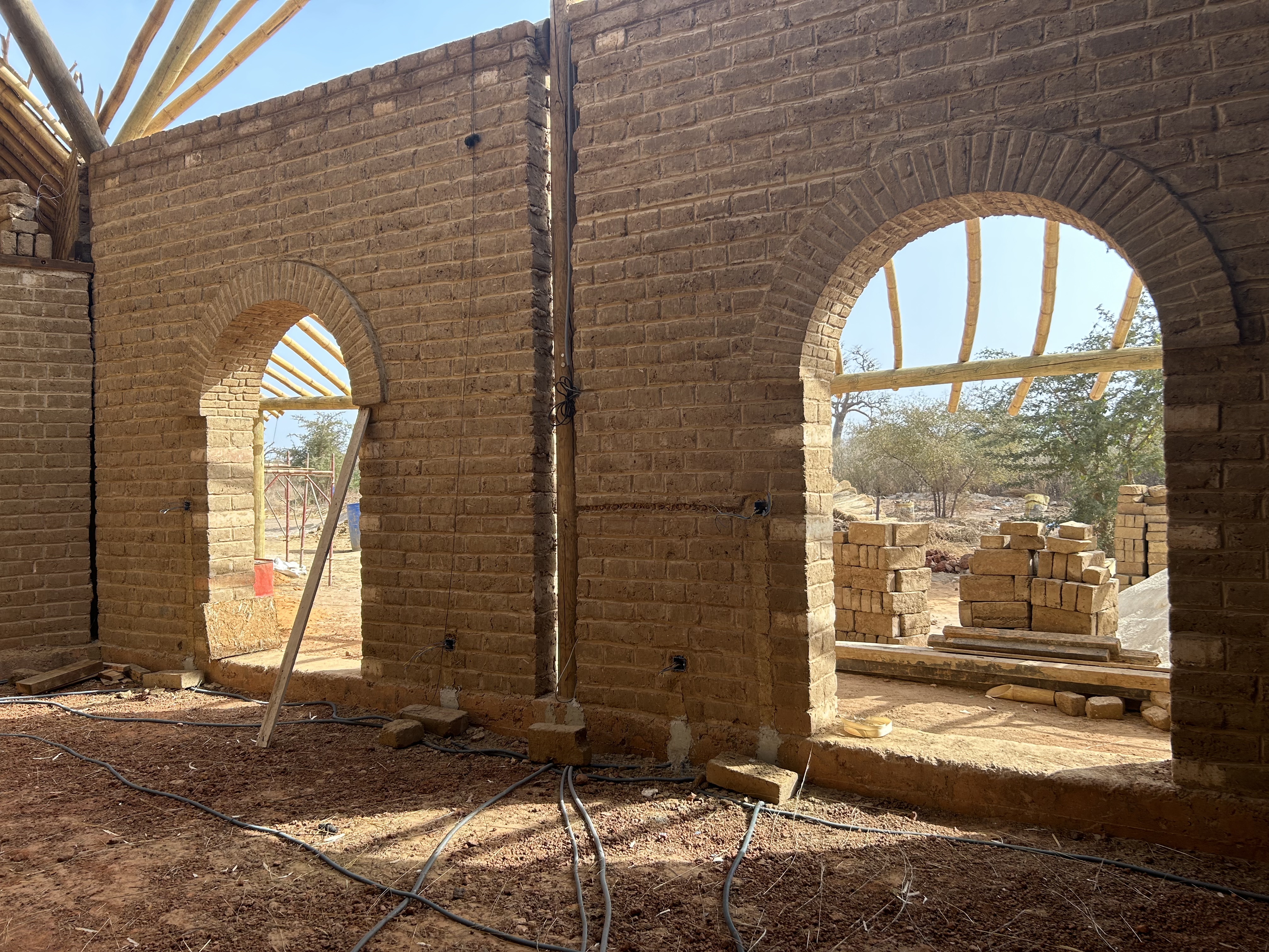 Les arches en adobe de l'Éco-Centre en construction