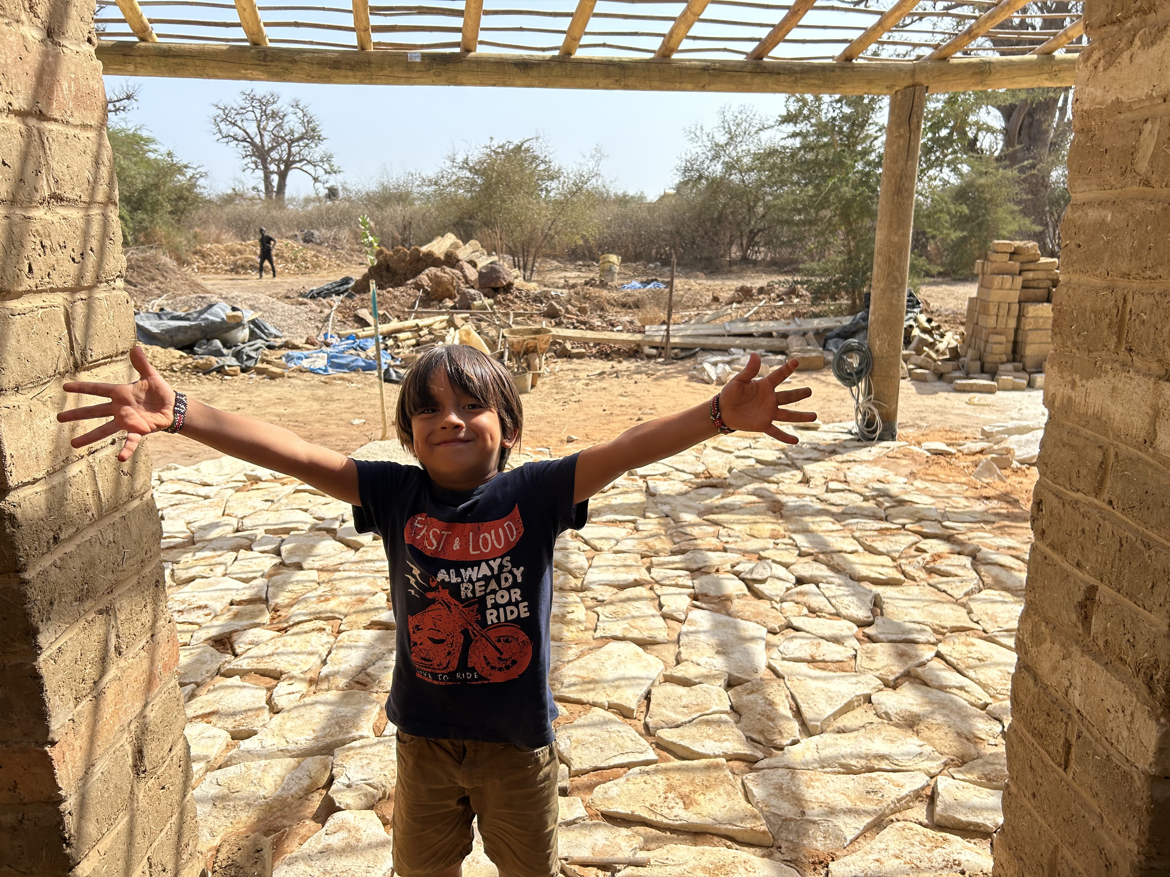 Un enfant sur la terrasse en pierre